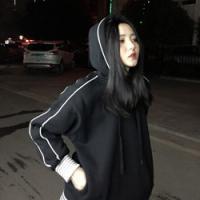女孩の 花丛路人扰清梦，道是