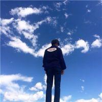 指尖轻触冰冷的灰白，