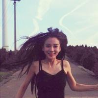 反正他都不难受 站在槐树下，槐花的香