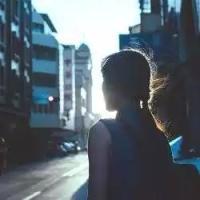 你再勇敢一步我们就能有更多的故事 心情好的时候，走路都