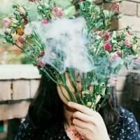 现在你的眼眸在为谁而发光 女生不会很主动，除非