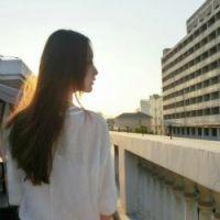 白衣折扇 还喜欢还在意 但不再