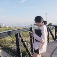 他抽烟总被烟呛 捂着