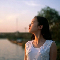 眉尾的句点，扣住视线