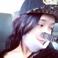 你牵了别人的手就不再是我的英雄 我不知道，是应该留在