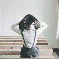 我很难过，假装快乐。
