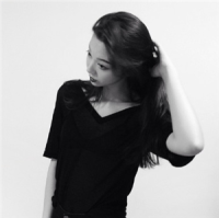 这里林宁。 影子轻舞如鸿毛，指尖