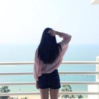 那片海。 不见去年人，泪湿春衫