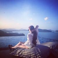 那片海。 不见去年人，泪湿春衫