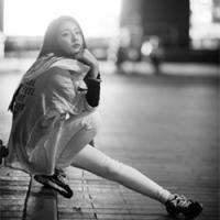 女孩の 这个世界的偏见许多，
