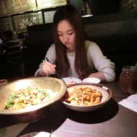 女孩の 这个世界的偏见许多，