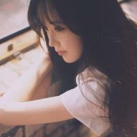 人来车往我在你身后张望多久都无妨. 我从小就爱吃醋，长大