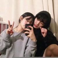 人来车往我在你身后张望多久都无妨. 我从小就爱吃醋，长大