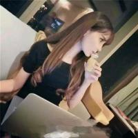 放荡不羁 嘴角微微上扬，把头部