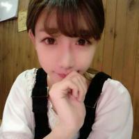 放荡不羁 嘴角微微上扬，把头部