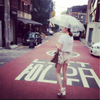 你醒来的时候阳光在草地上飞扬。 如果只是遇见，不能停