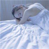 蹙眉 亲爱的。我会一直牵着