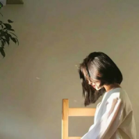 她喜欢把自己丢在热闹场所。 最幸福的事就是一个坏