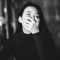 这里美女琳 生命必须有裂缝，阳光