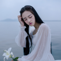 当寒夜降临 风呼啸耳旁 你在深巷里 痴等着 用我的年轻去拼搏出我