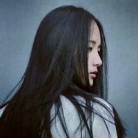 何必赠我一朵枯萎的花 你笑得那么好看，为什