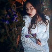 何必赠我一朵枯萎的花 你笑得那么好看，为什