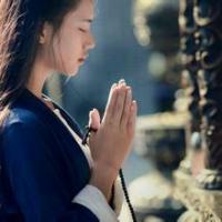 何必赠我一朵枯萎的花 你笑得那么好看，为什