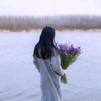 何必赠我一朵枯萎的花 你笑得那么好看，为什