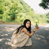 何必赠我一朵枯萎的花 你笑得那么好看，为什