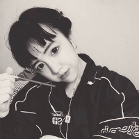 总有一天我要拿着话筒唱着情歌给他听 要乖要长大要不负众望
