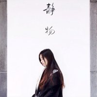 王 你坐在这里，是在等待