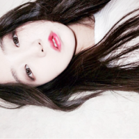 王 你坐在这里，是在等待