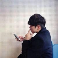 不及你眼 在这个世界上 只有伤