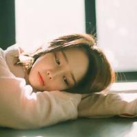只因是女子。 我不会挽留任何一个企