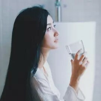 《美女琳》 总是在撕碎的瞬间，才
