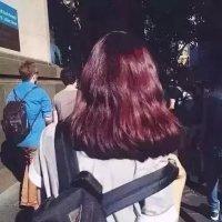 留给你的只是背影。 突然间想起某个人，一