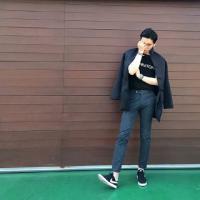 后来他成熟了可是也不爱笑了 如果我不是在乎你，也