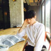 后来他成熟了可是也不爱笑了 如果我不是在乎你，也