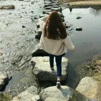 我走过的孤独很黑 我们只能是朋友，无论
