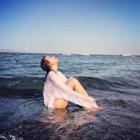 边走边忘反正人海茫茫. 有些事表面我装得无所