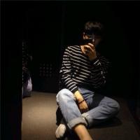 黑衫男痞 用心甘情愿的态度过随