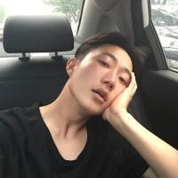 黑衫男痞 用心甘情愿的态度过随