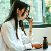 离开时红着眼笑着说再见 离开的你，让我来不及
