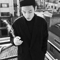 抒情：就让烈酒烧喉我也再不挽留 曾经爱的轰轰烈烈，如
