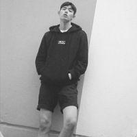 抒情：就让烈酒烧喉我也再不挽留 曾经爱的轰轰烈烈，如