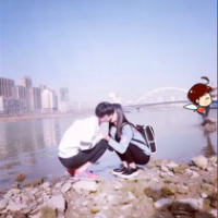 最后他走了。 那么多人当中我心里只