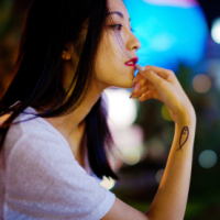 绯靡 现在慢慢的喜欢上了静