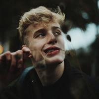 璨 都为情受了伤，却还是