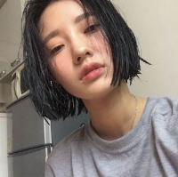 多少人爱她？多少人知道她的名字？ 愿意去相信 又将真心