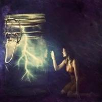 稍纵即逝的光 女人伪装幸福，只是害